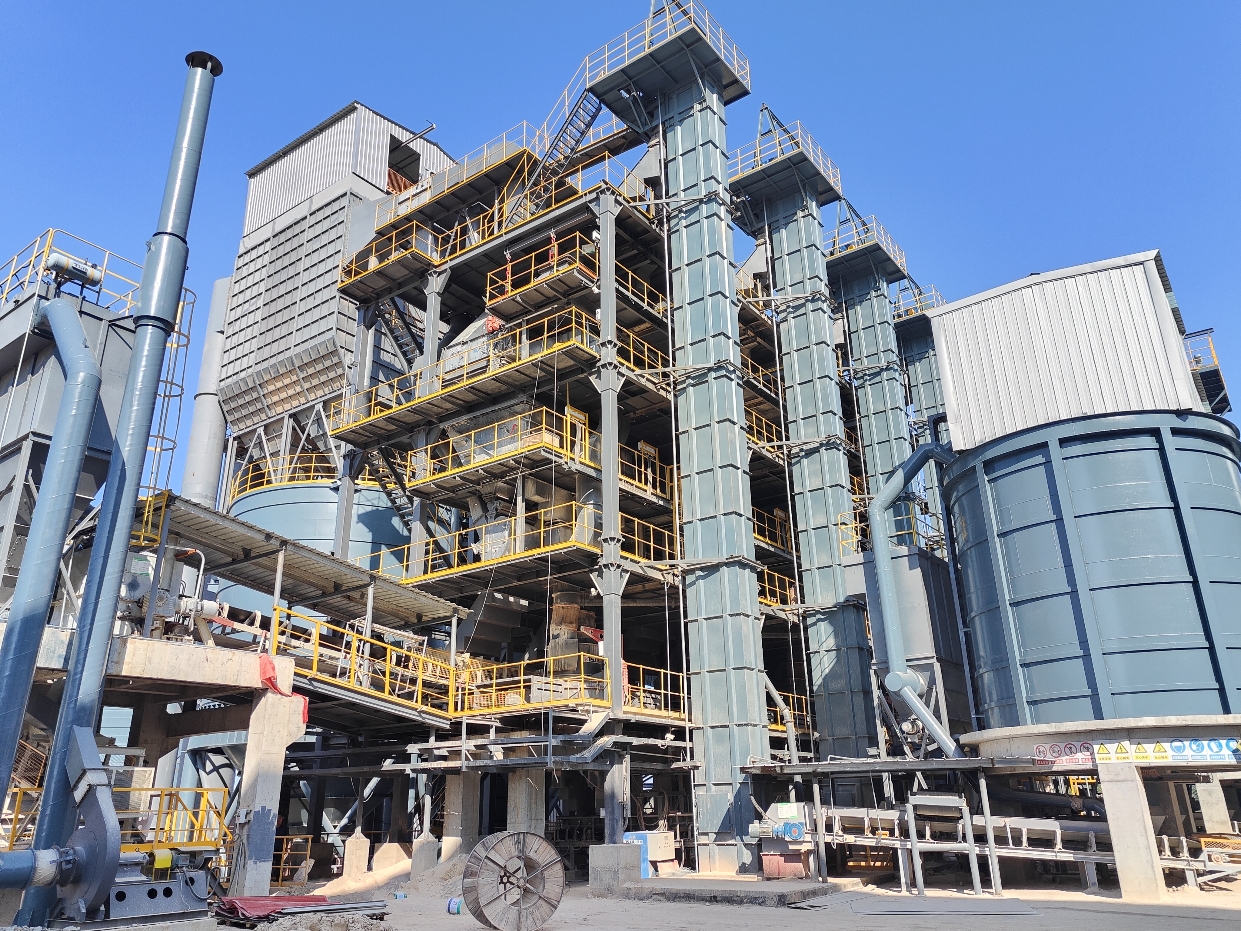 從 “石粉廢料” 到 “黃金骨料”：干法制砂樓如何重塑建筑用砂新標(biāo)準(zhǔn)